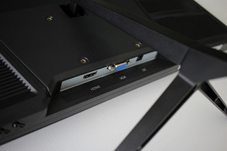 Uma entrada HDMI, VGA e energia. Uma entrada HDMI, VGA e energia.